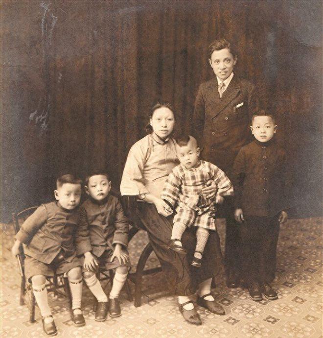 1959年，顾方舟瞒着妻子，偷偷把一管不明液体灌进不满一岁儿子的嘴里。看着天真可