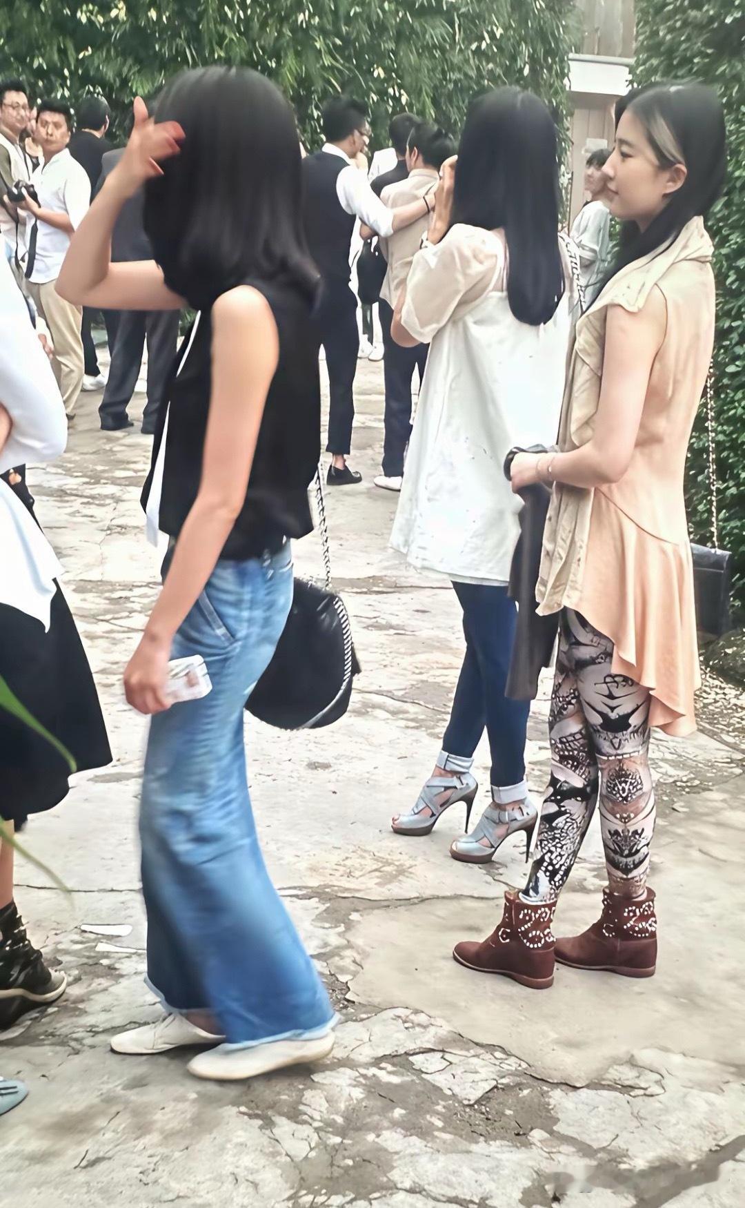 刘亦菲居然穿成这样去参加朱亚文的婚礼，可以理解不用打扮太美，但这简直是刻意扮丑。