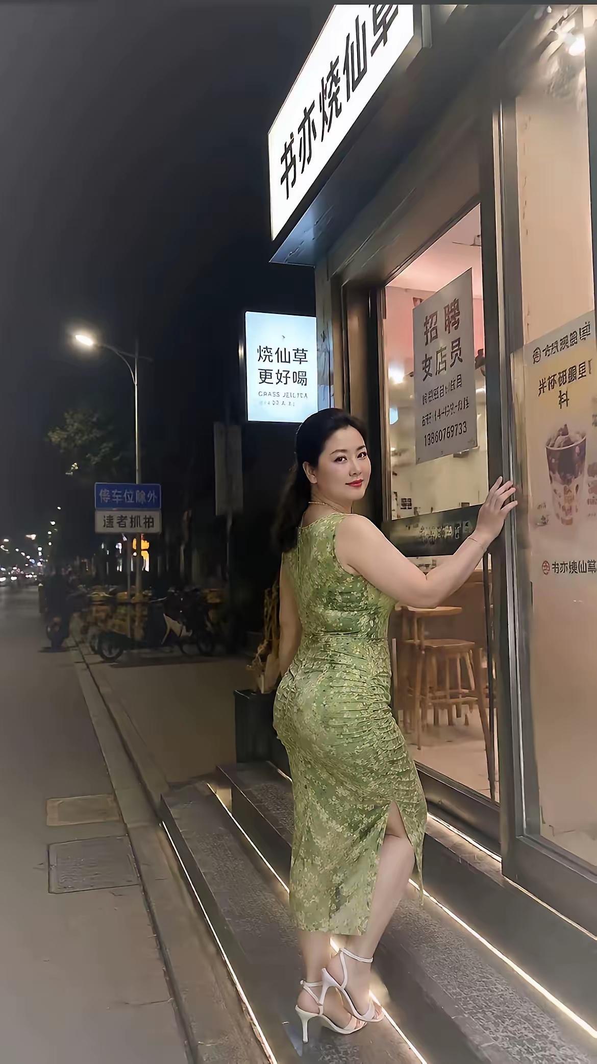 现在的中年妇女，成了香饽饽，用人单位最喜欢，餐厅服务员，保洁员，保姆等等，她们都