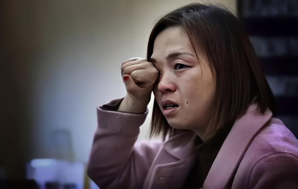 河南女孩王娜娜高考后苦等通知书无果，以为落榜便远赴异乡打工。直到去银行办业务，才