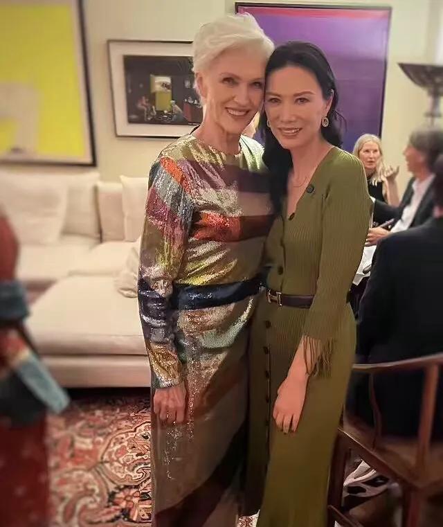 邓文迪真是名媛交际里天花板级别的存在！
从一个默默无闻的中国小女孩，一步一步的成