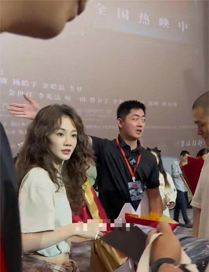 苗苗生了三个孩子，看起来还是很棒，大学生一样 