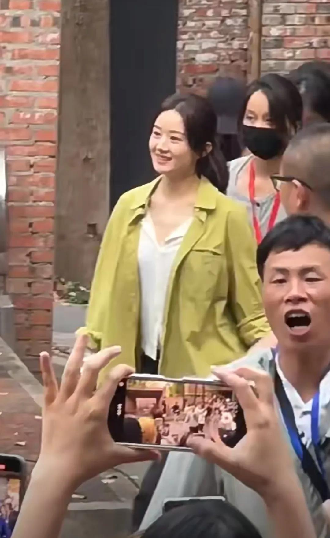 重庆四川美术学院偶遇赵丽颖！她好好啊，知道我们在拍他，她有把伞，那把伞明明就可以