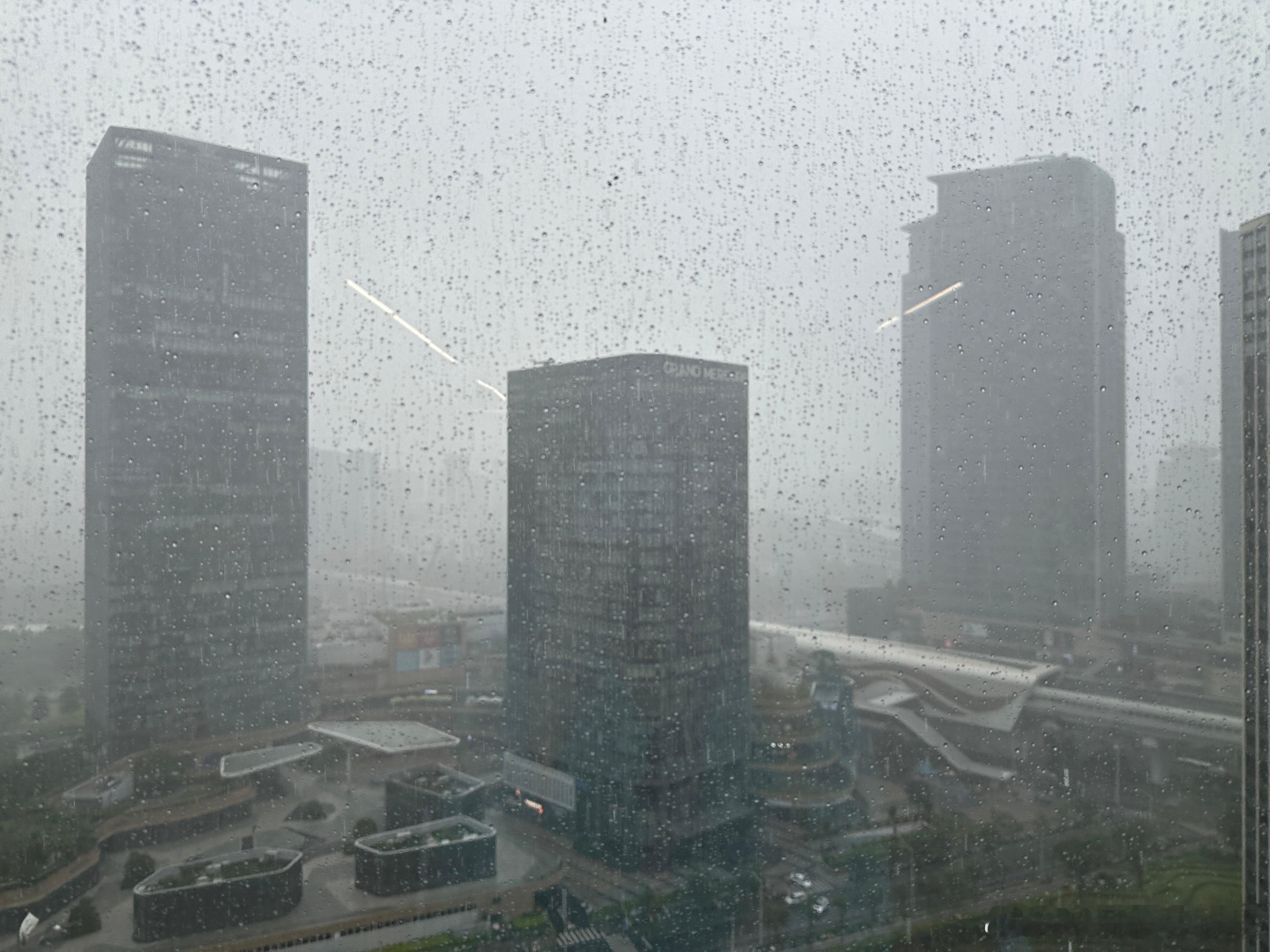又开始大暴雨了，大家哪里的天气怎么样[融化] ​​​