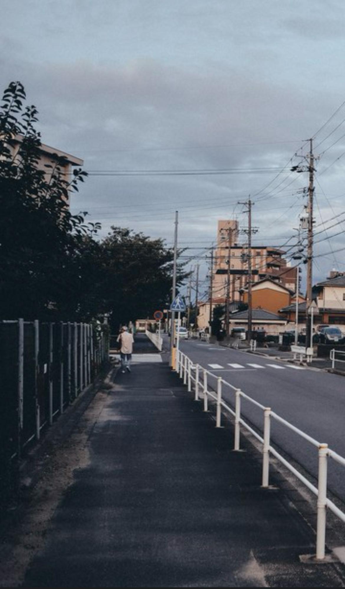 越长大越明白，成年人的疲惫，往往来自不懂分寸、强行社交。很多人拎不清人际关系，硬