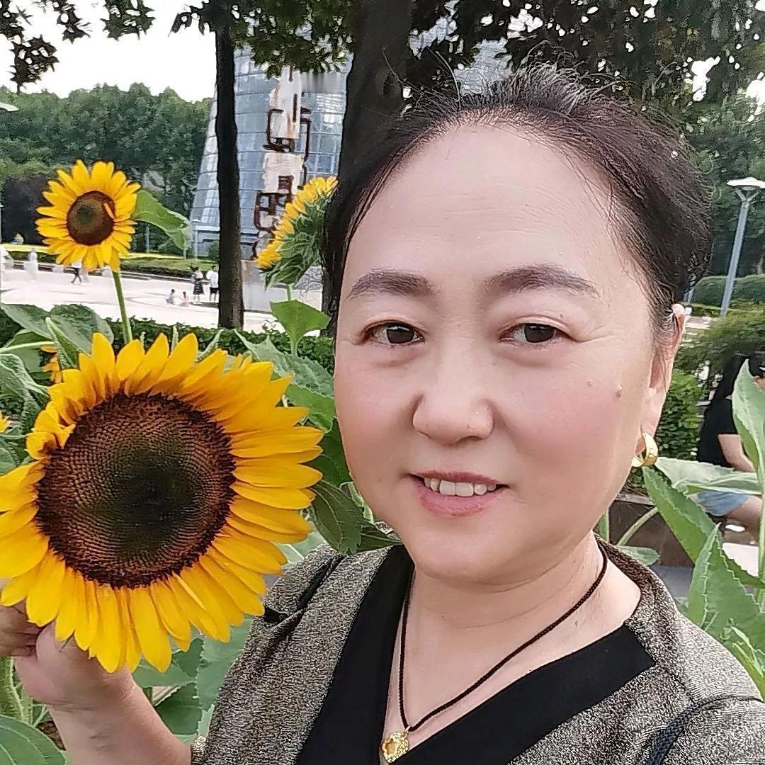 夏日午后，与向日葵相伴的微笑时光🌻😊和阳光的合影 太阳花香随手拍 逆光向日葵