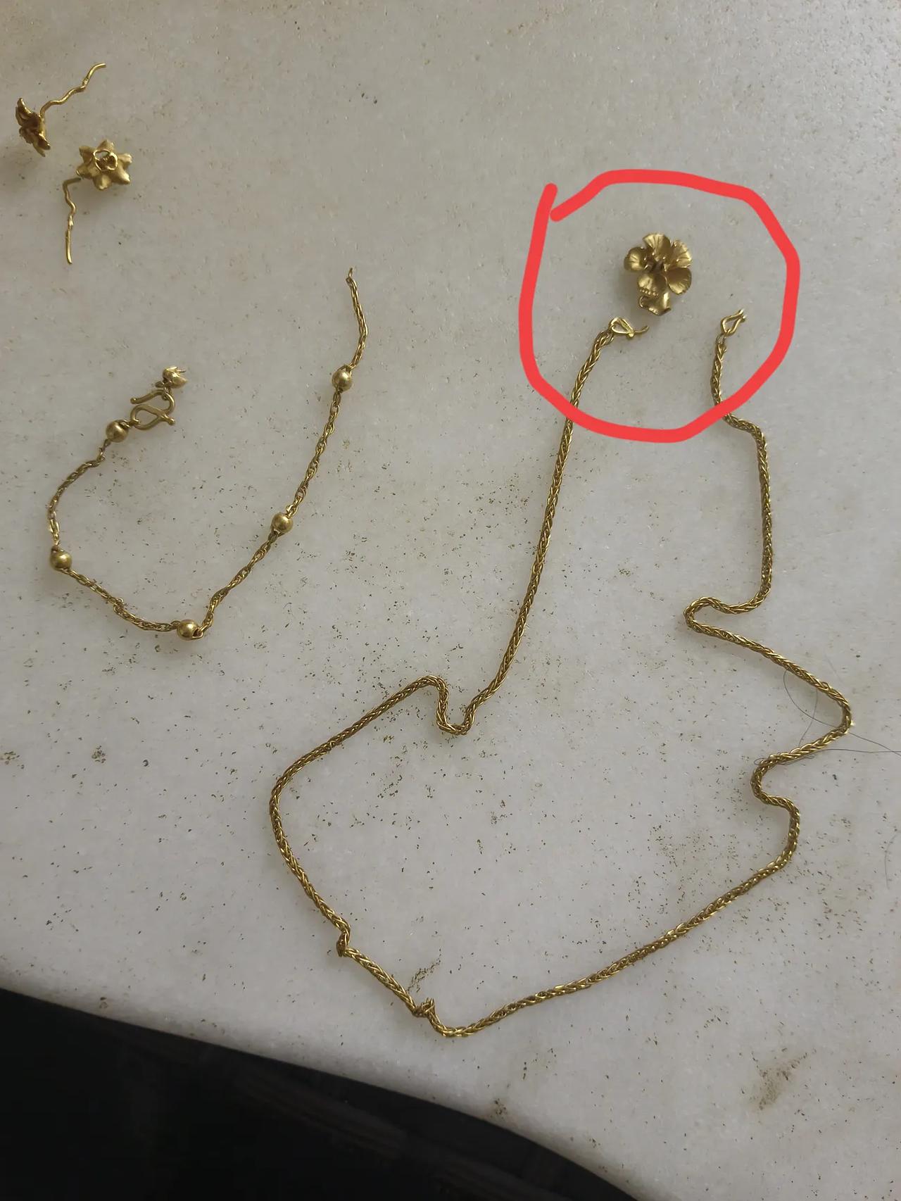 这两天我一直在纠结一件事，我感觉自己就是个傻帽，嫌自己踩的坑还不够深。

前些天