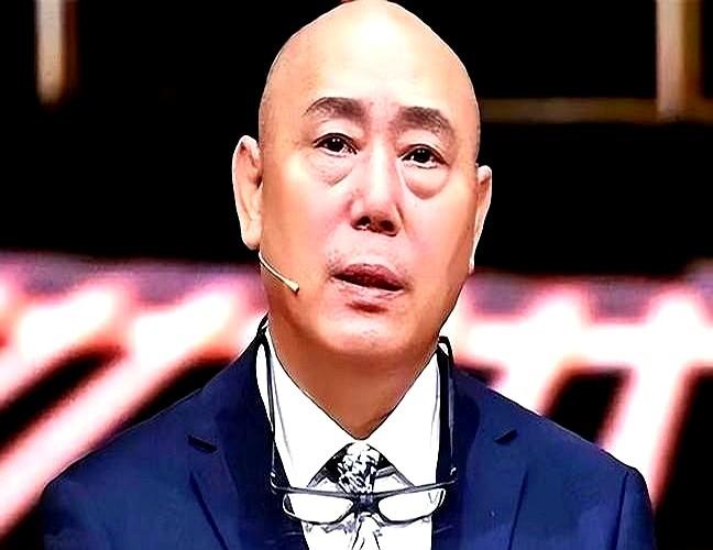 真想抱抱那小伙子，看着太让人心疼了。

他在台上紧张得手都不知道往哪放，眼睛一直