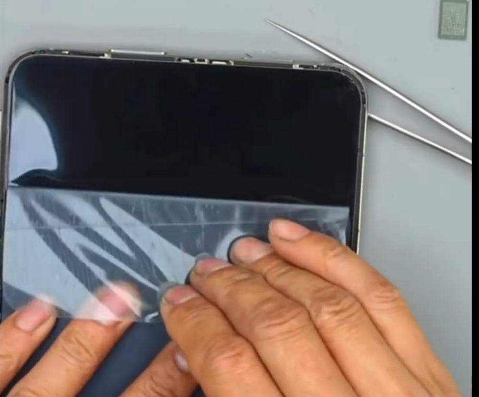 杨长顺昨晚手撕iPhone Duo的原厂磨砂膜，没了这层膜的掩护，亮面内屏的平整
