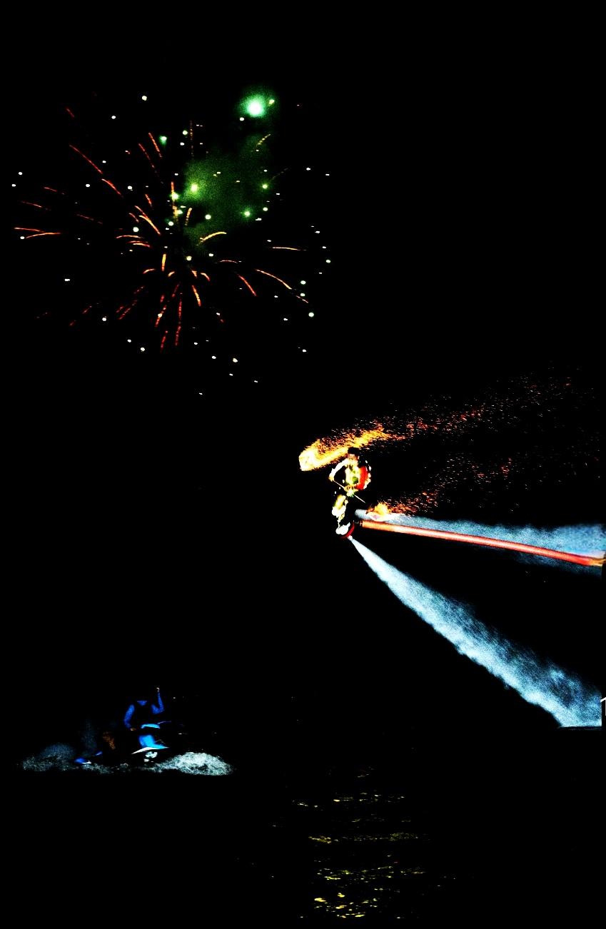 摄影画《飞翔轨迹》  来袭