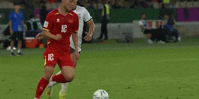 中越大战惊险瞬间！胡荷韬对阮春北犯规染黄 屈文康任意球攻门被李昊神扑化解

U2