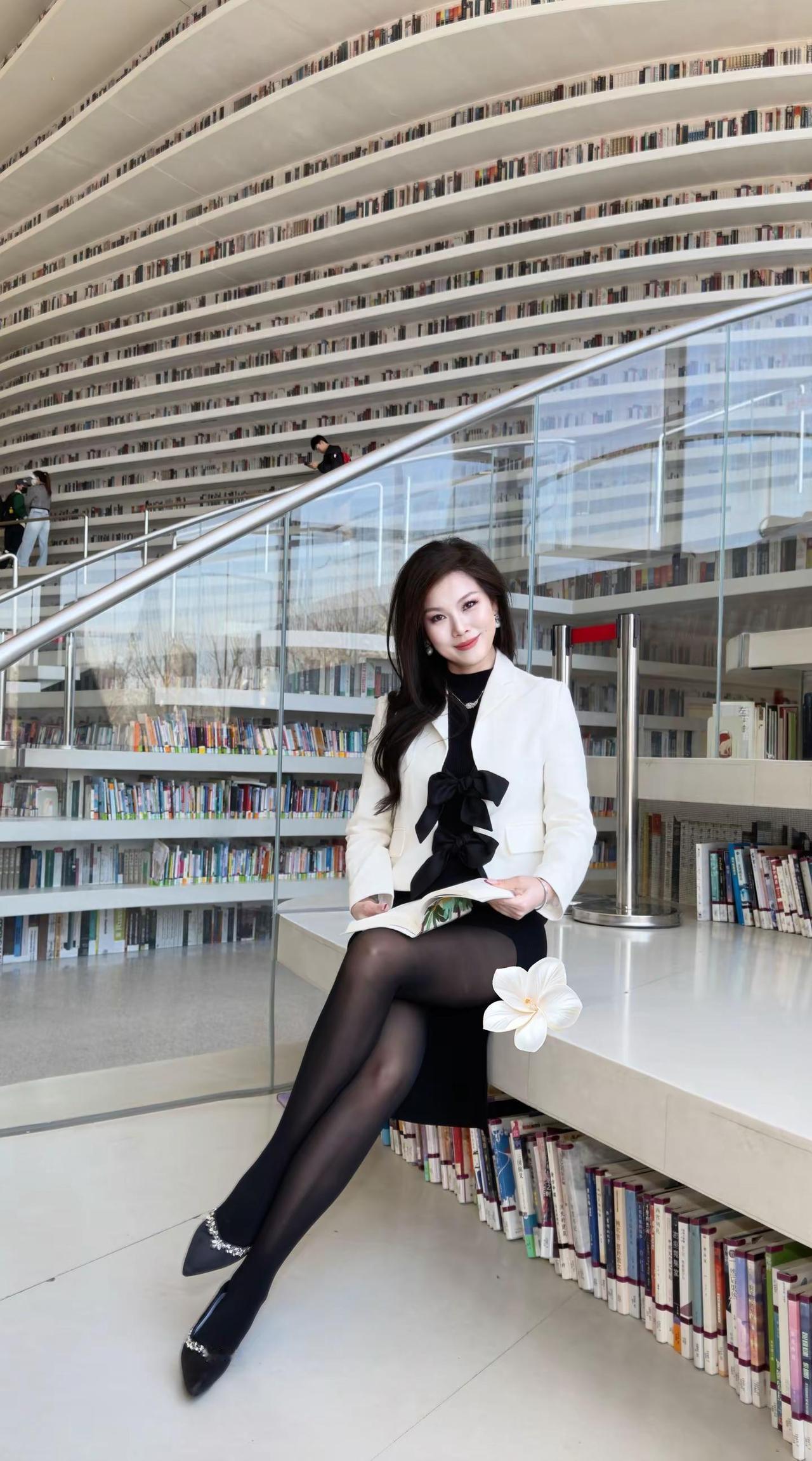 为了这个坠美图书馆，我特地奔赴一座城 没有嘈杂，只有安静与书海。利落通透的建筑，