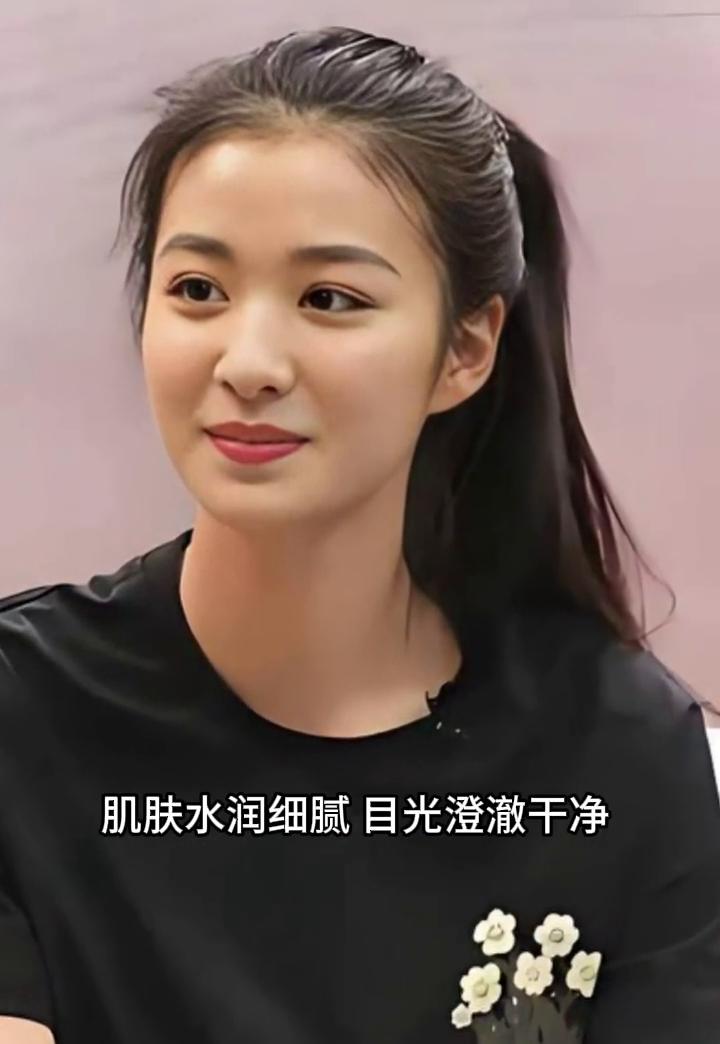 束起清爽马尾的十九岁王楚然，自带少女独有的灵气。肌肤水润细腻，目光澄澈干净，眉眼