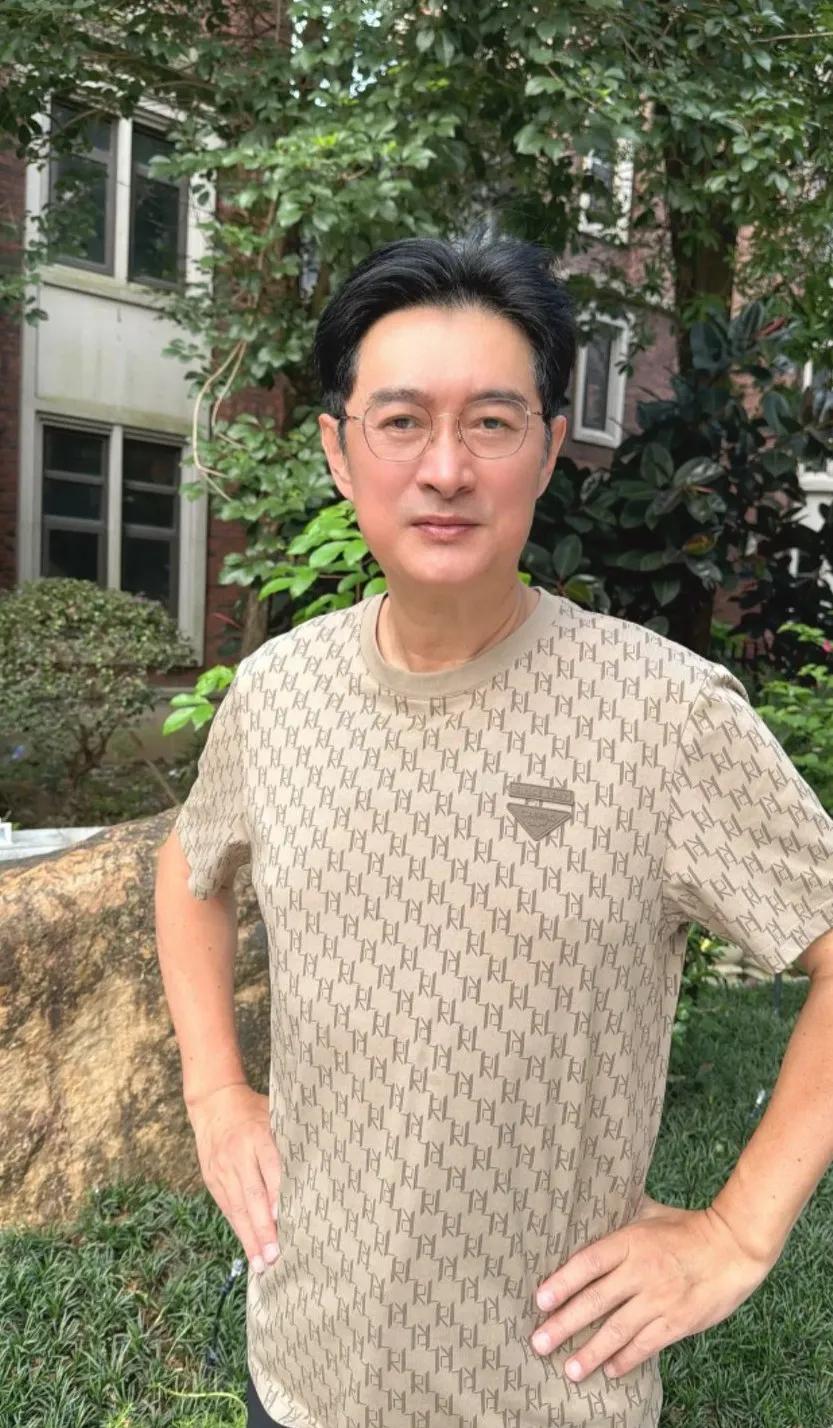 黄安是真闲啊！他每天都在头条上发5,6条动态。
从他的阅读量看，他一个月的收入也