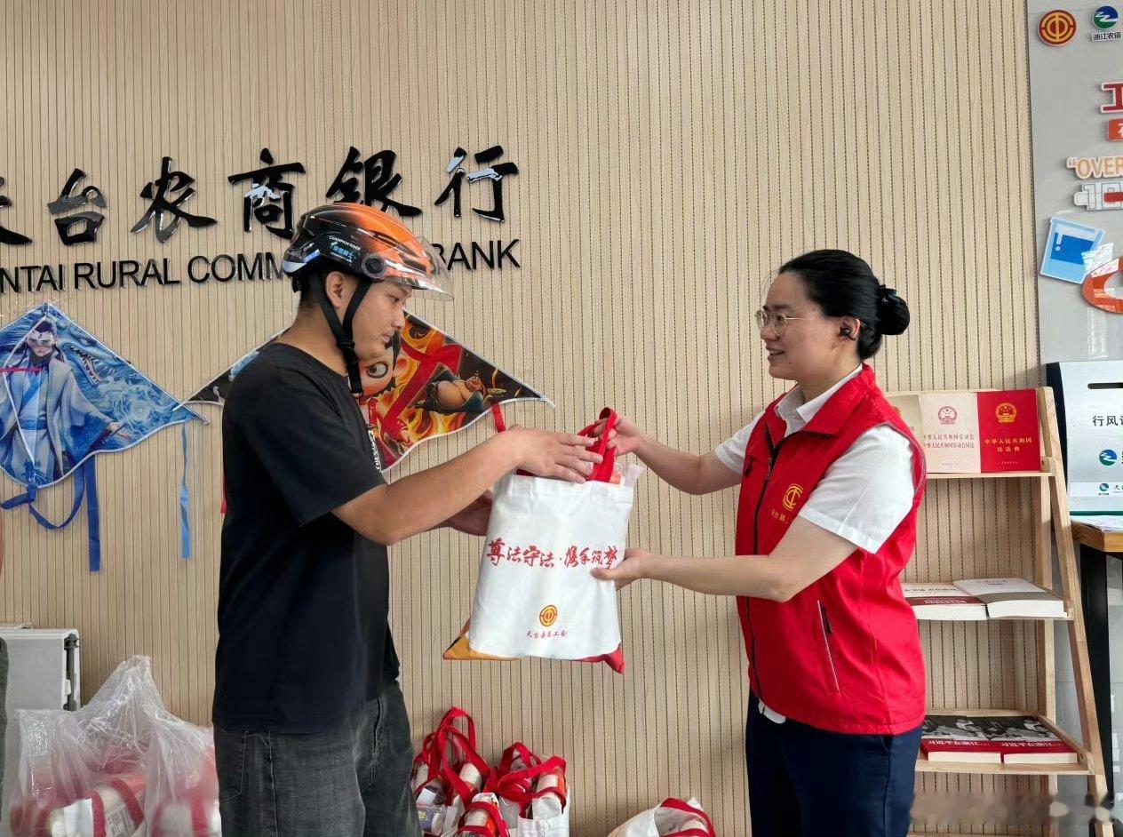 台州暖新服务守护户外劳动者整个夏天 活动现场设置一站式便民服务，工会志愿者为骑手