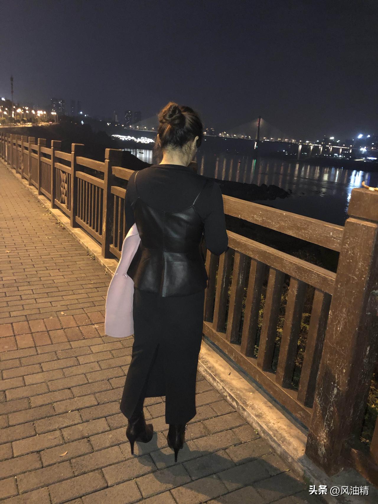 一步裙多长显高还挺有讲究。一般来说，到脚踝上方一点比较妙。穿到脚踝上方的一步裙，