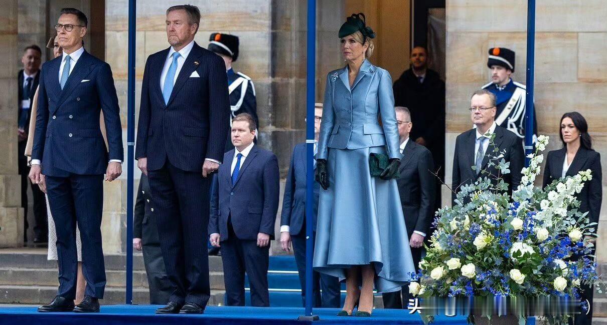 国王夫妇迎接芬兰的国事访问！晚宴上阿玛利亚公主也出席了！礼服领口还是有点低不适合