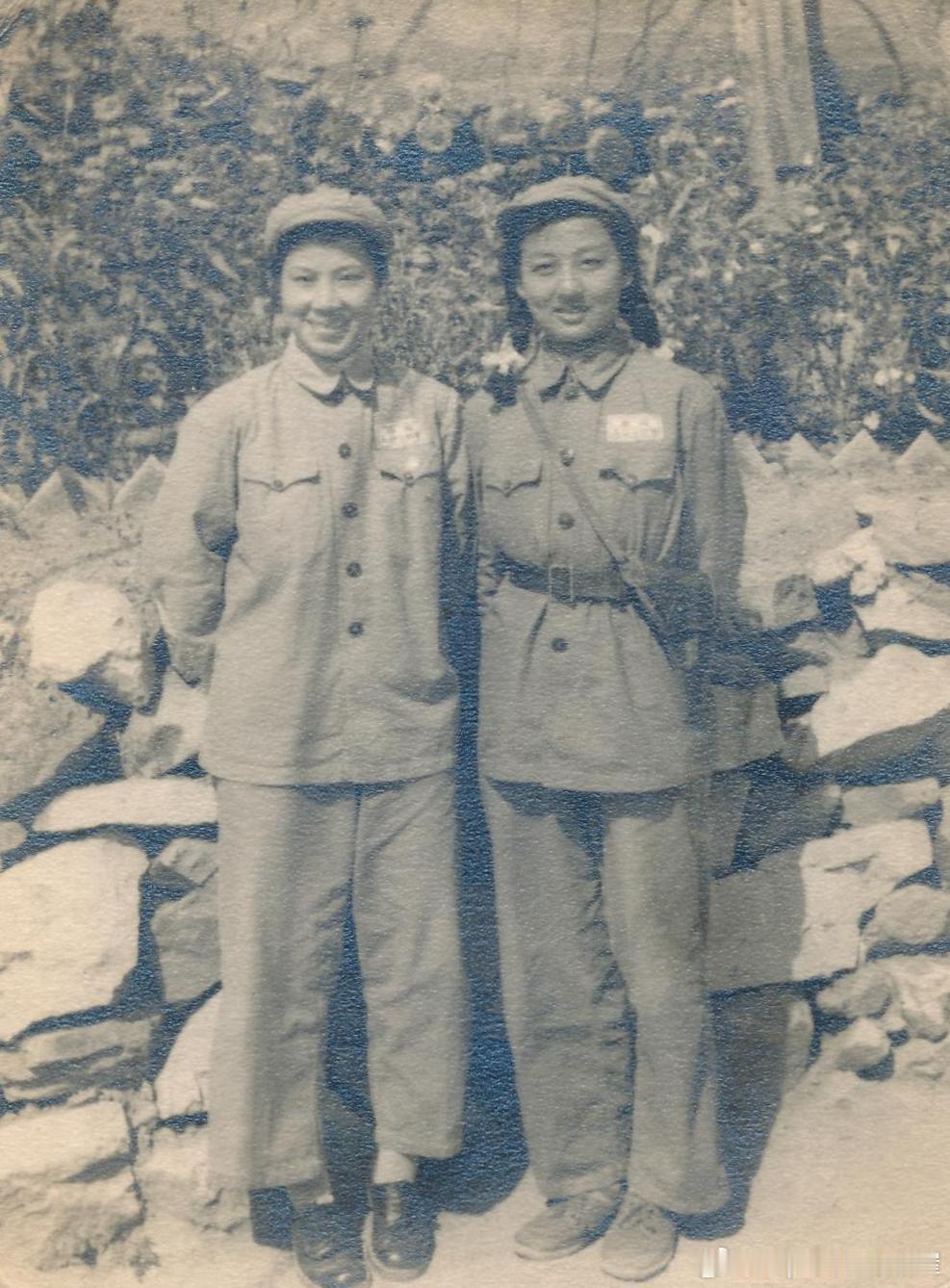 1953年徐玉兰和大弟子唐月瑛（1934.11-2021.10.22）在朝鲜越剧