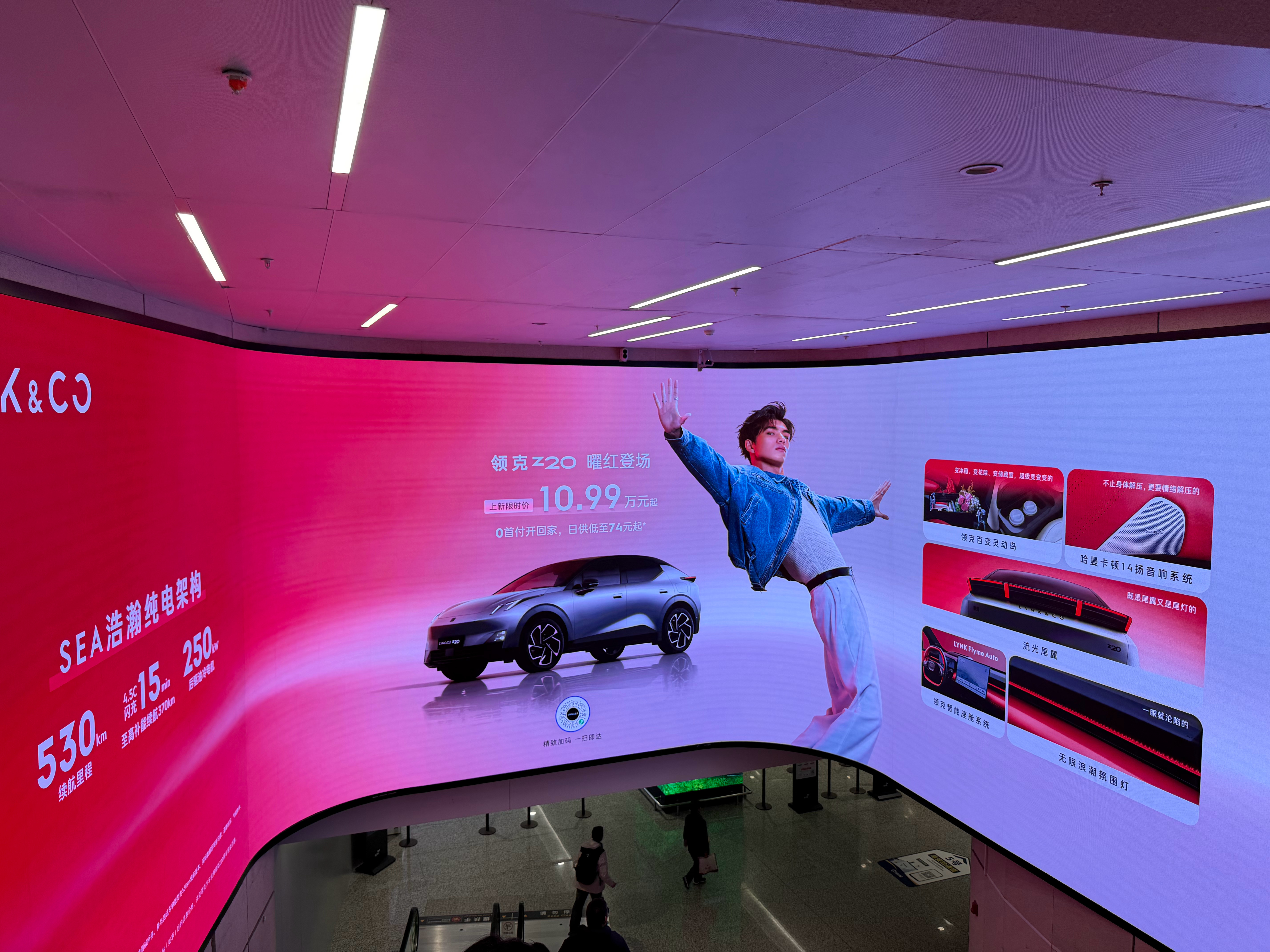 杭州机场每次登机的时候必能学习吉利2款车型的知识点，这广告位太值了。 