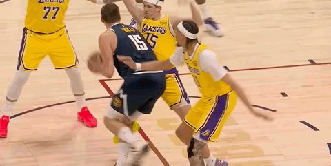 掘金这是不要脸到什么程度了？约基奇这直接挥臂下压打到东契奇脸部，裁判吹犯规，他还