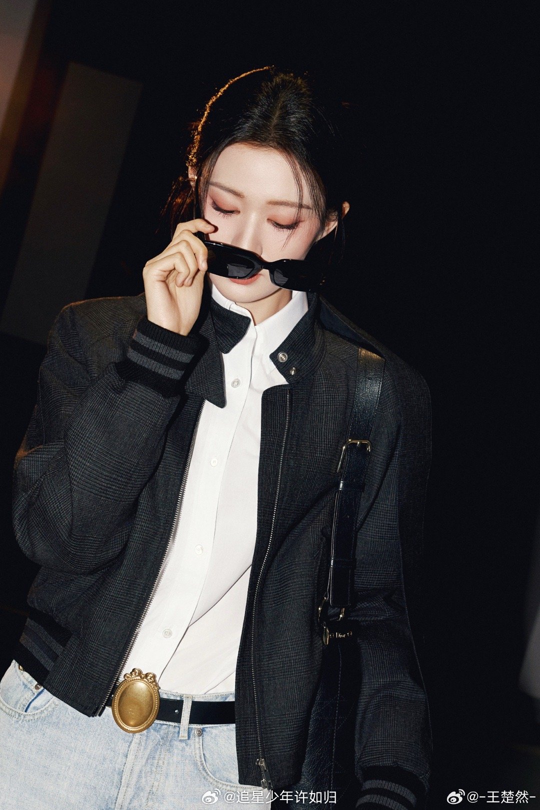 王楚然炸街我乖巧拎包 王楚然往那一站就自带焦点感，走路带风超有范儿，姐只管霸气炸