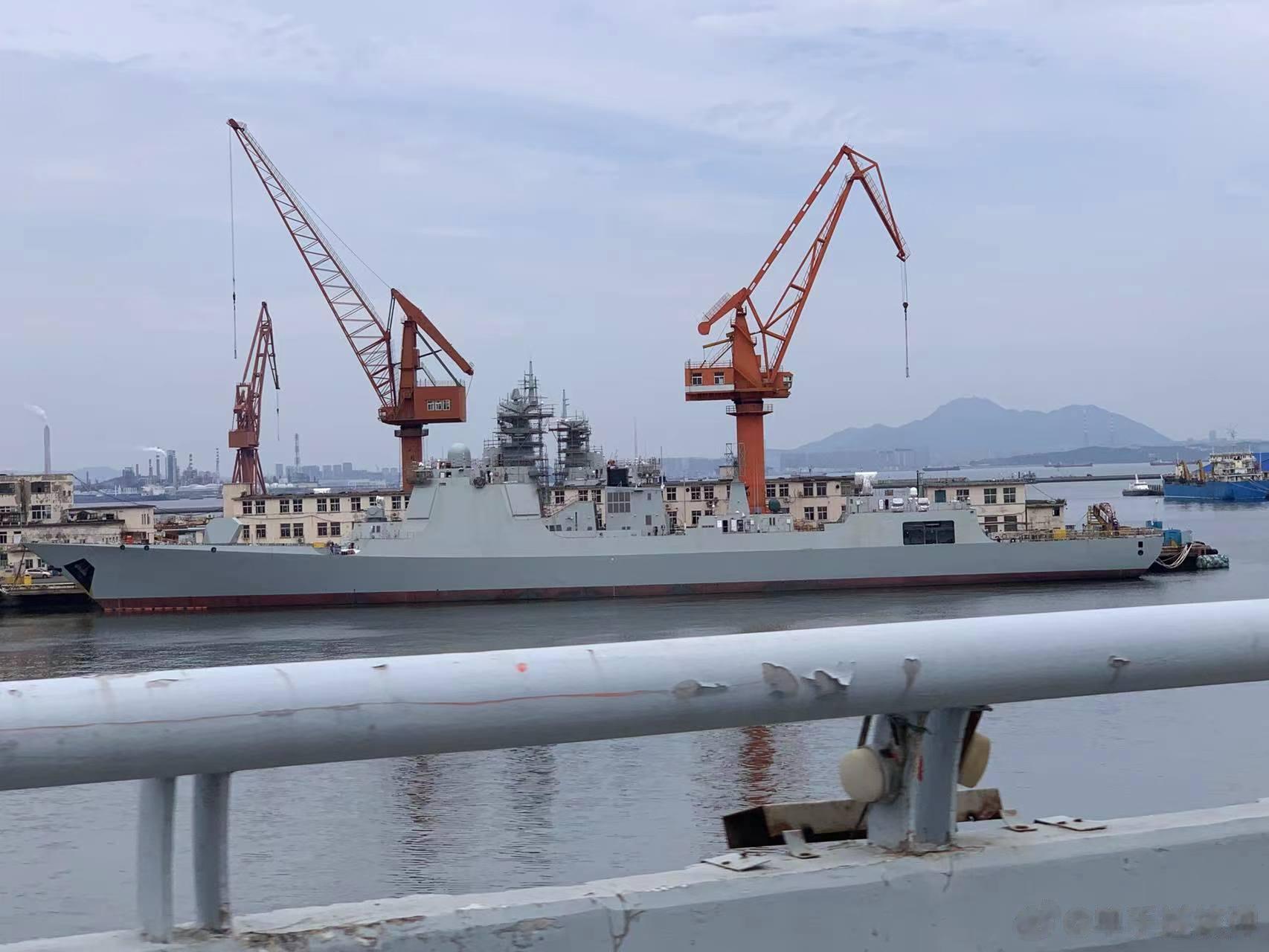 下水5个月后，大连厂舾装中的新批次052DL驱逐舰桅杆顶部，装上了新型（X波段）