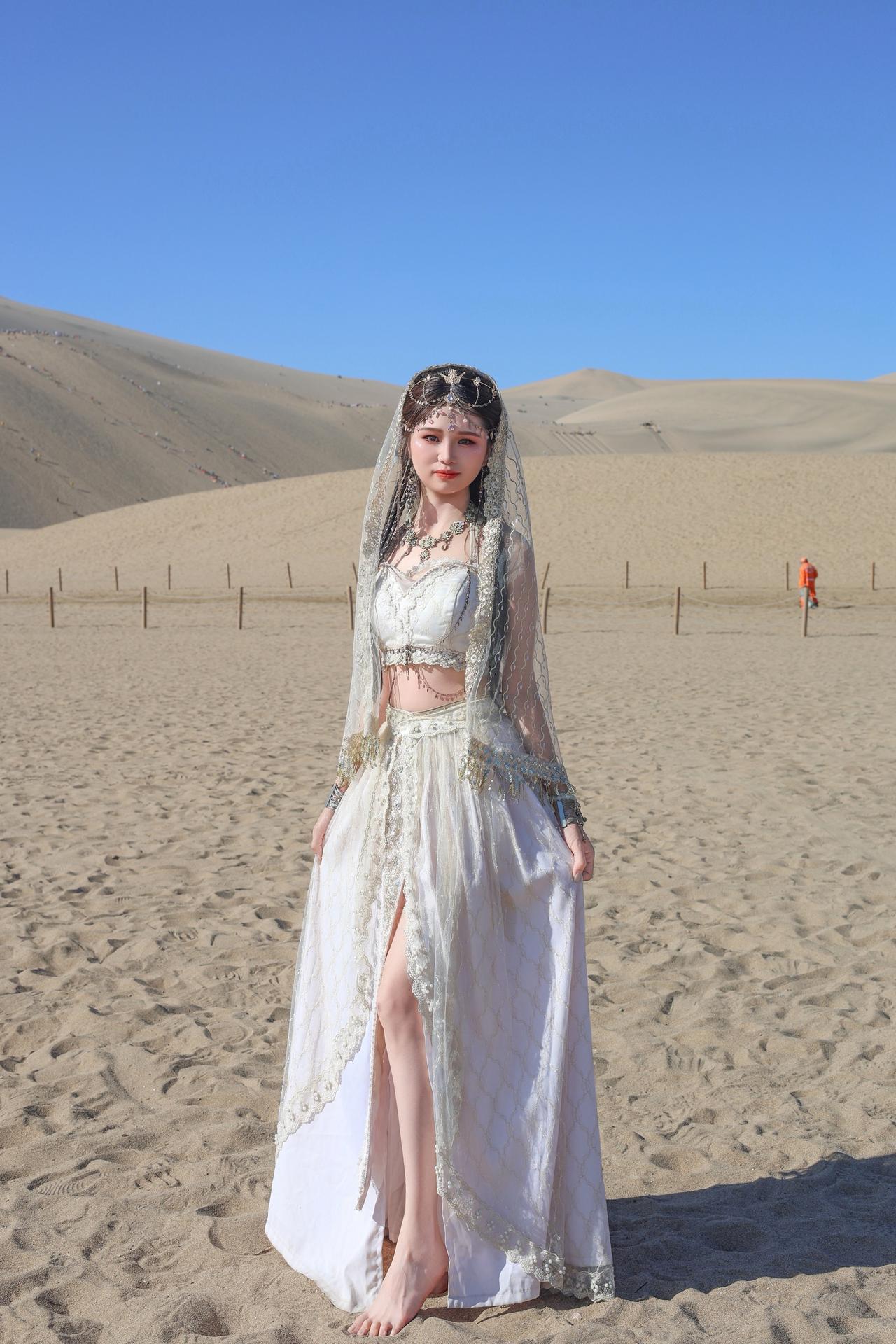 沙漠里的故事，美女就是好看沙漠当一回西域公主 西域沙漠风情 总要当一次西域公主吧