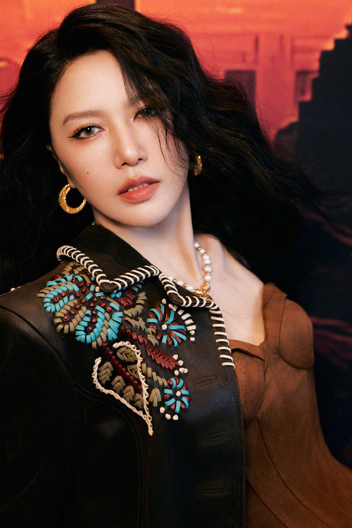 谭维维美拉德造型谭维维美拉德造型也太绝了～暖棕系的温柔质感，撞上谭维维自带的飒爽