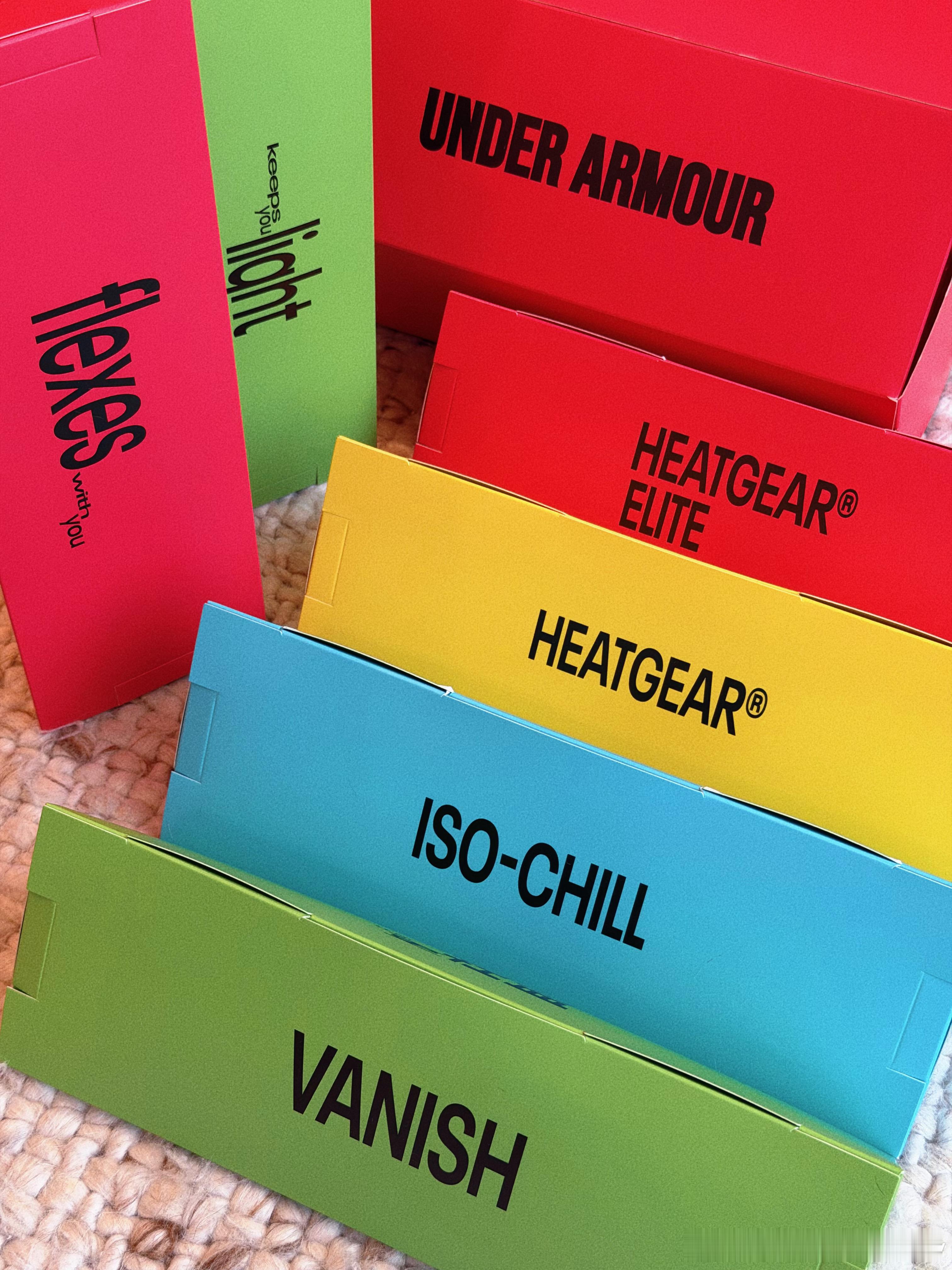 安德玛的盲盒，里面全是很紧的衣服，为夏天塑形吹响号角奥米塔夫时尚行underar