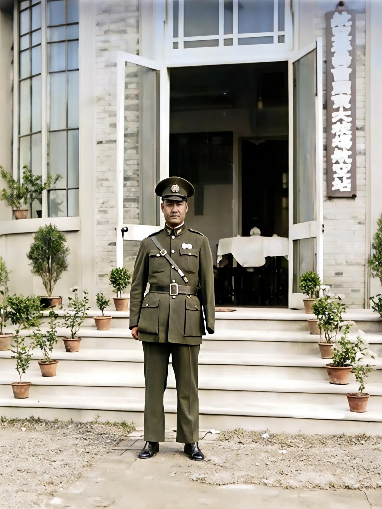 独臂飞行员石邦藩。背后的建筑是南京大校场飞机场航空站。在淞沪会战杭州空战中他左臂