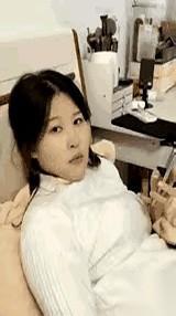 我一直以为，人是有骨头的。
直到我看见这姐们儿，把自己对折，再对折，最后叠成一个