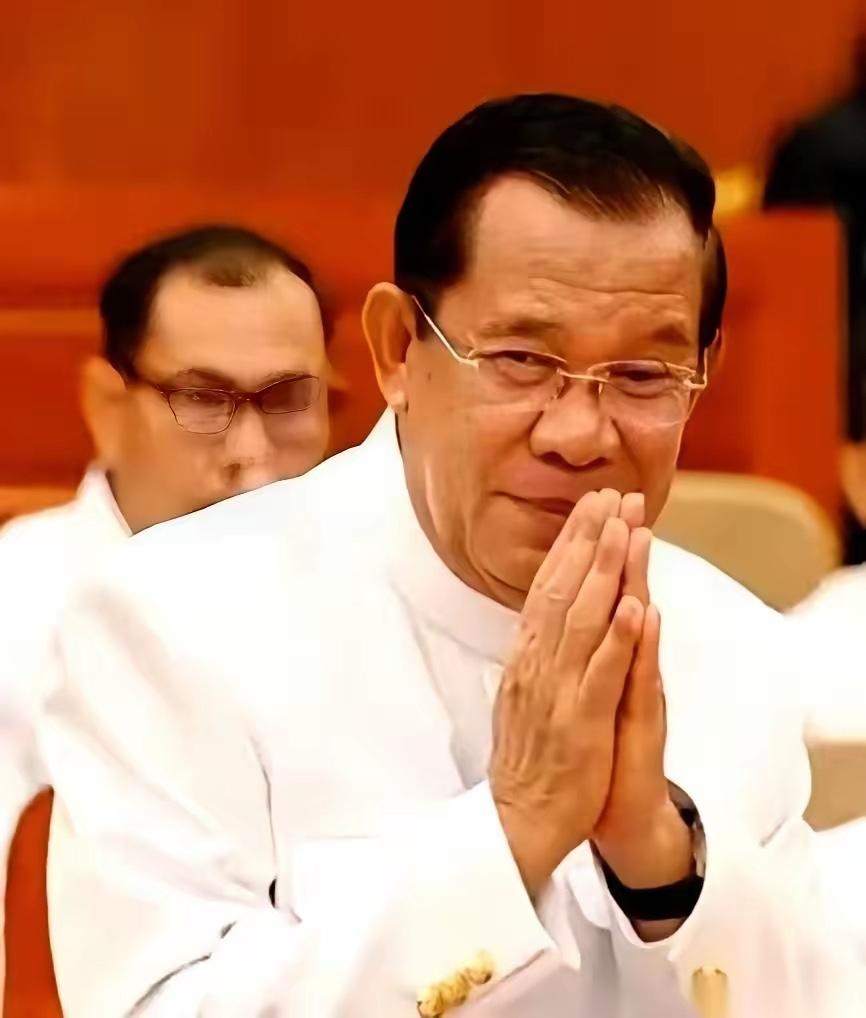 洪森怕是夜里都得琢磨，自己攒了几十年的“稳局”，咋就被亲儿子洪玛奈给搅了个底朝天