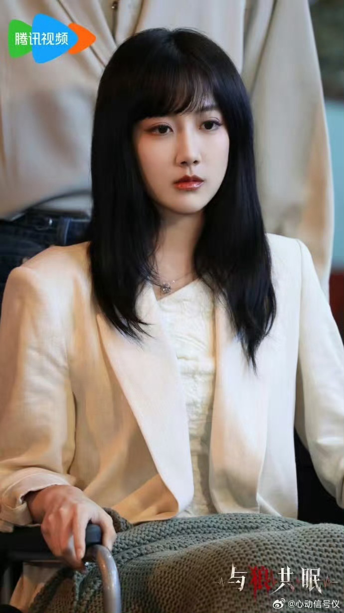 黄婷婷 李艺彤《与狼共眠》里李艺彤演的顾言绝了！坐轮椅也挡不住破案的执着，专业能