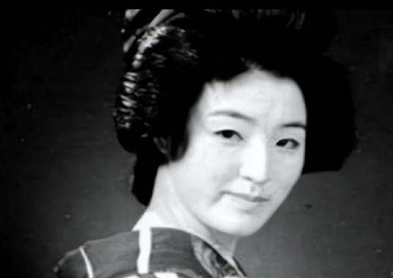 伊藤郁子，是日军驻东北军医院护士，1945年8月随日军撤退时跳牡丹江逃生，剃发扮