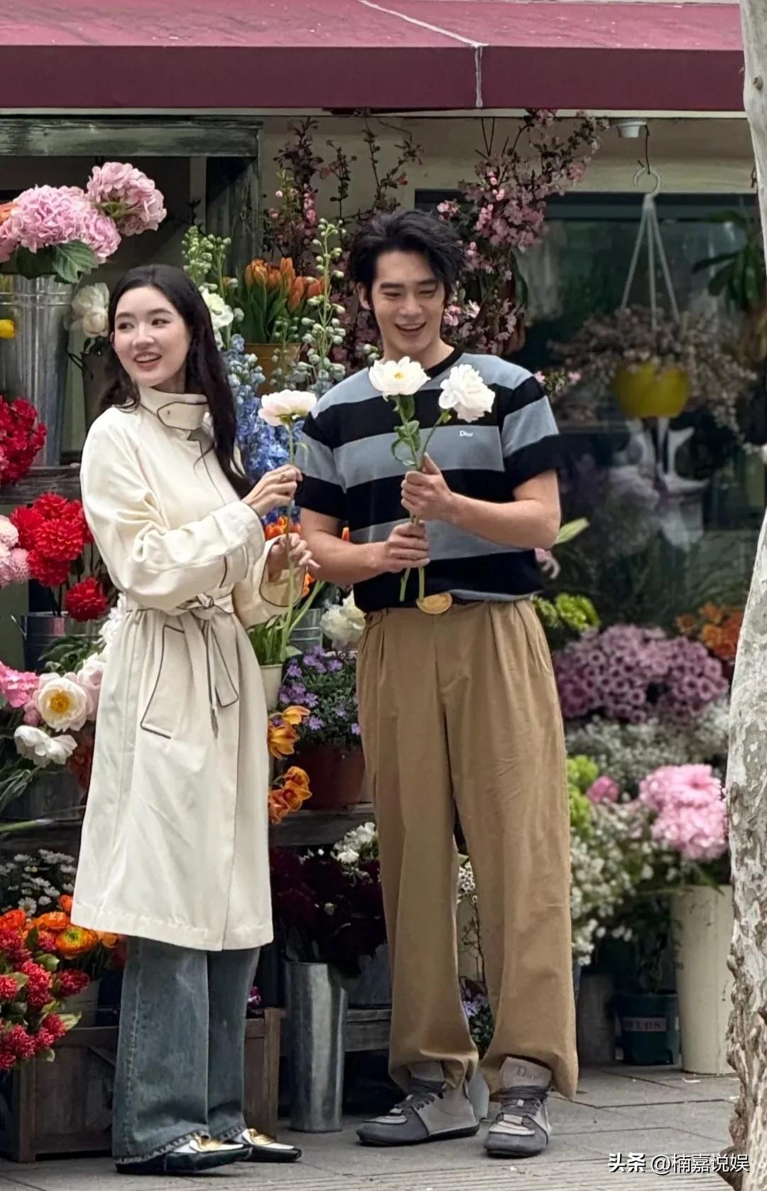 于适和王玉雯，现身上海街头一间花店出席活动，明星就是明星啊，真的跟路人不是一个图