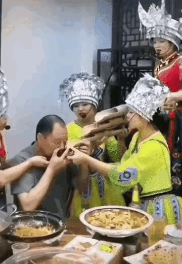 我说不喝不喝， 你们非要我喝，那我使劲的喝，使劲的喝，喝醉了，后果你们负责，我可
