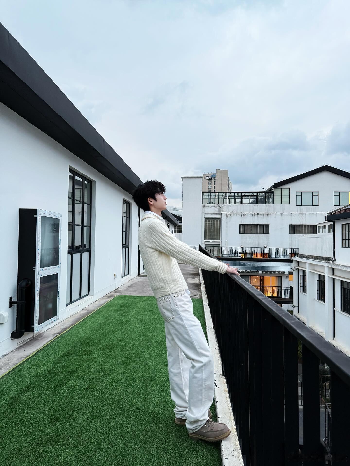 张凌赫[超话]  251101 张凌赫ins更新张凌赫｜ ​​​