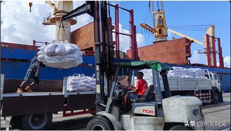 当地时间3月28日，中方紧急援古的第三批15600吨大米到达哈瓦那港口，我驻古大