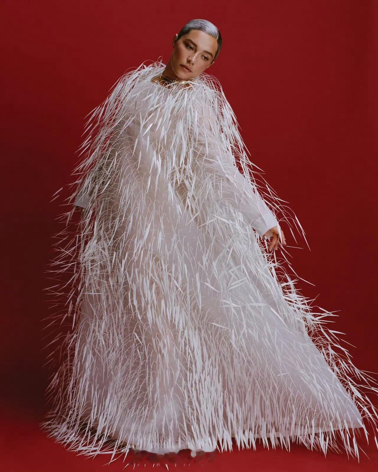皮尤Florence Pugh 名利场封面佩戴Paco Rabanne 1974