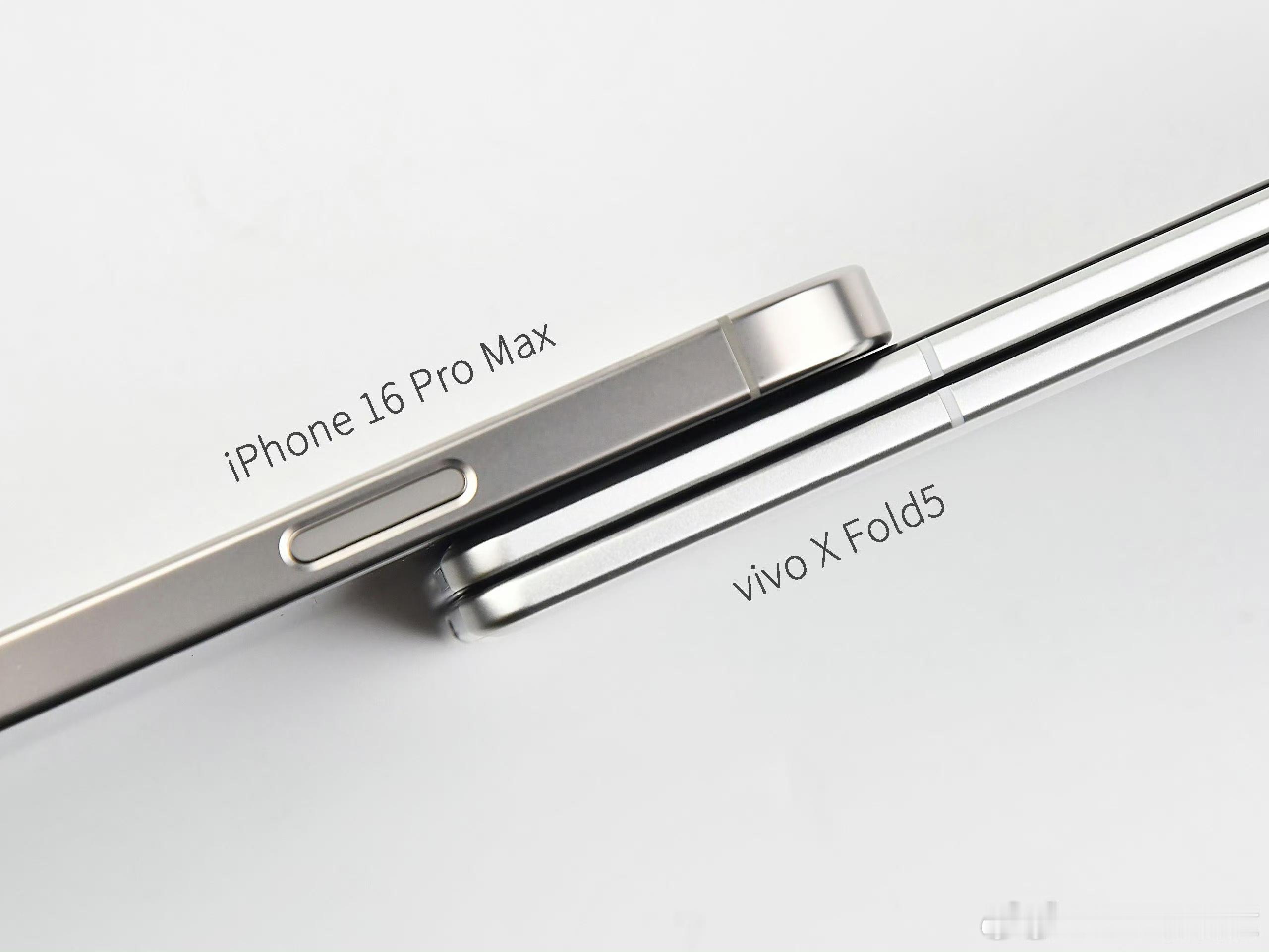 vivo X Fold5折叠和展开对比iPhone 16 Pro Max，看起来