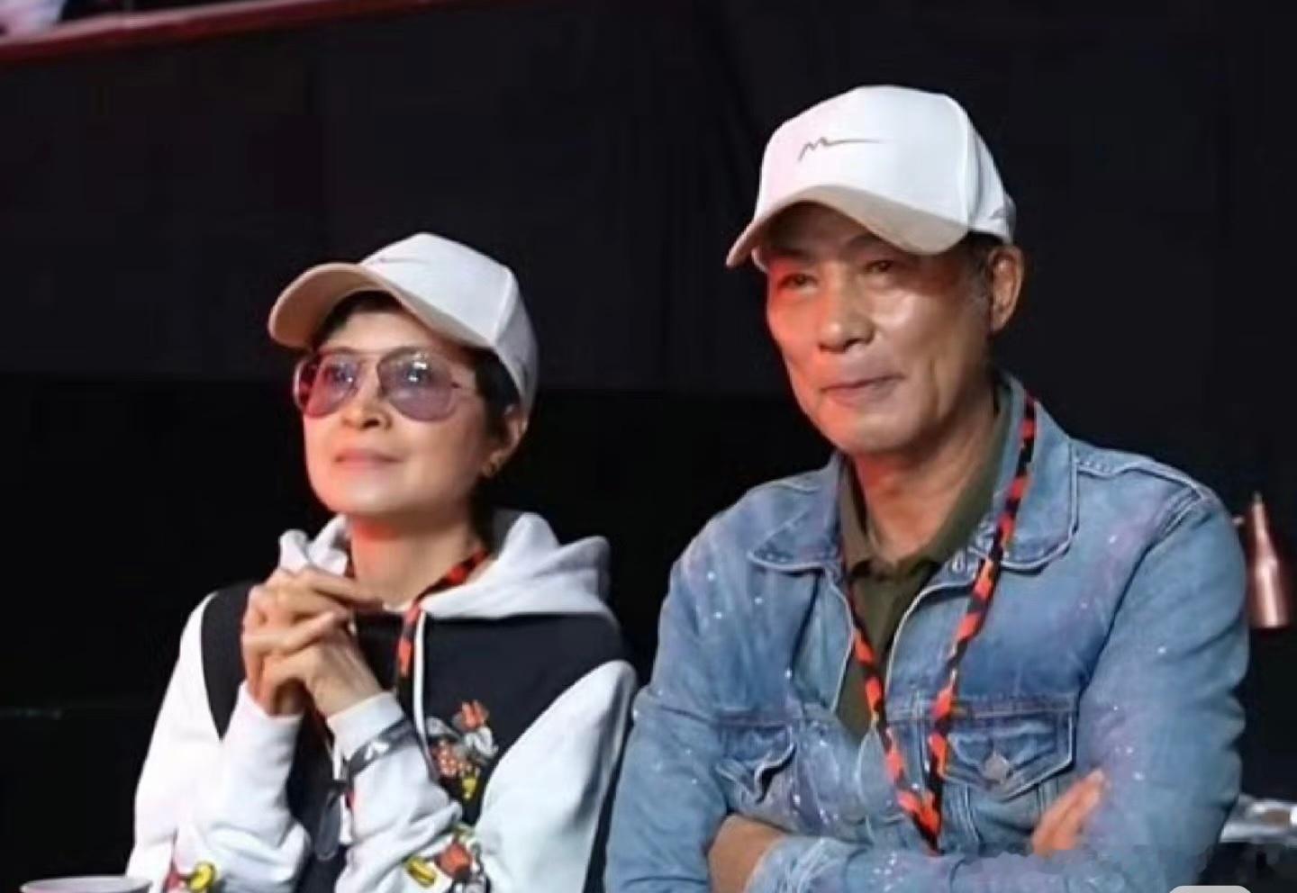 红磡体育馆双厨狂喜！任达华李克勤同框观战WTT香港总决赛，前排打卡国乒巅峰对决 