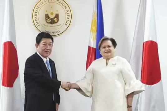 日本和菲律宾又在私下勾结，动作频频，加剧了南海局势的紧张与动荡。
2026年1月