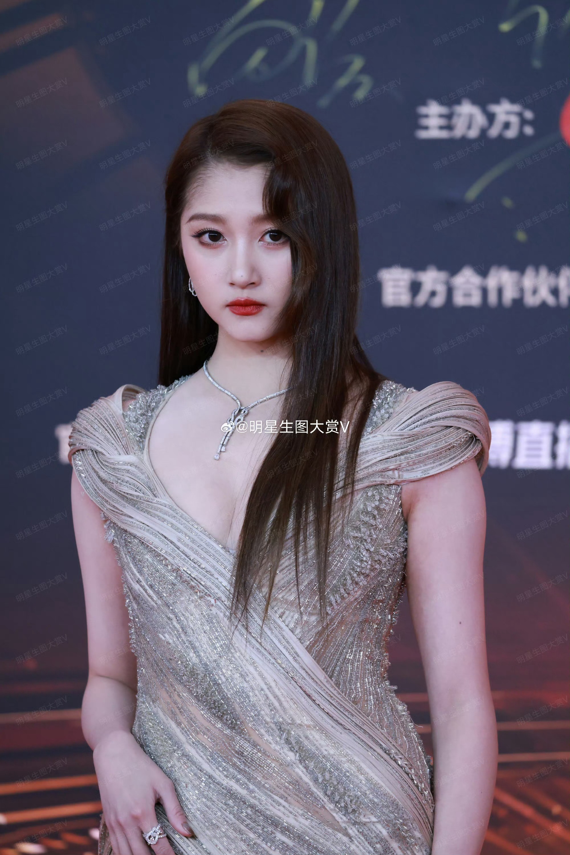 关晓彤一路小跑迎接爸爸探班关晓彤✨ 