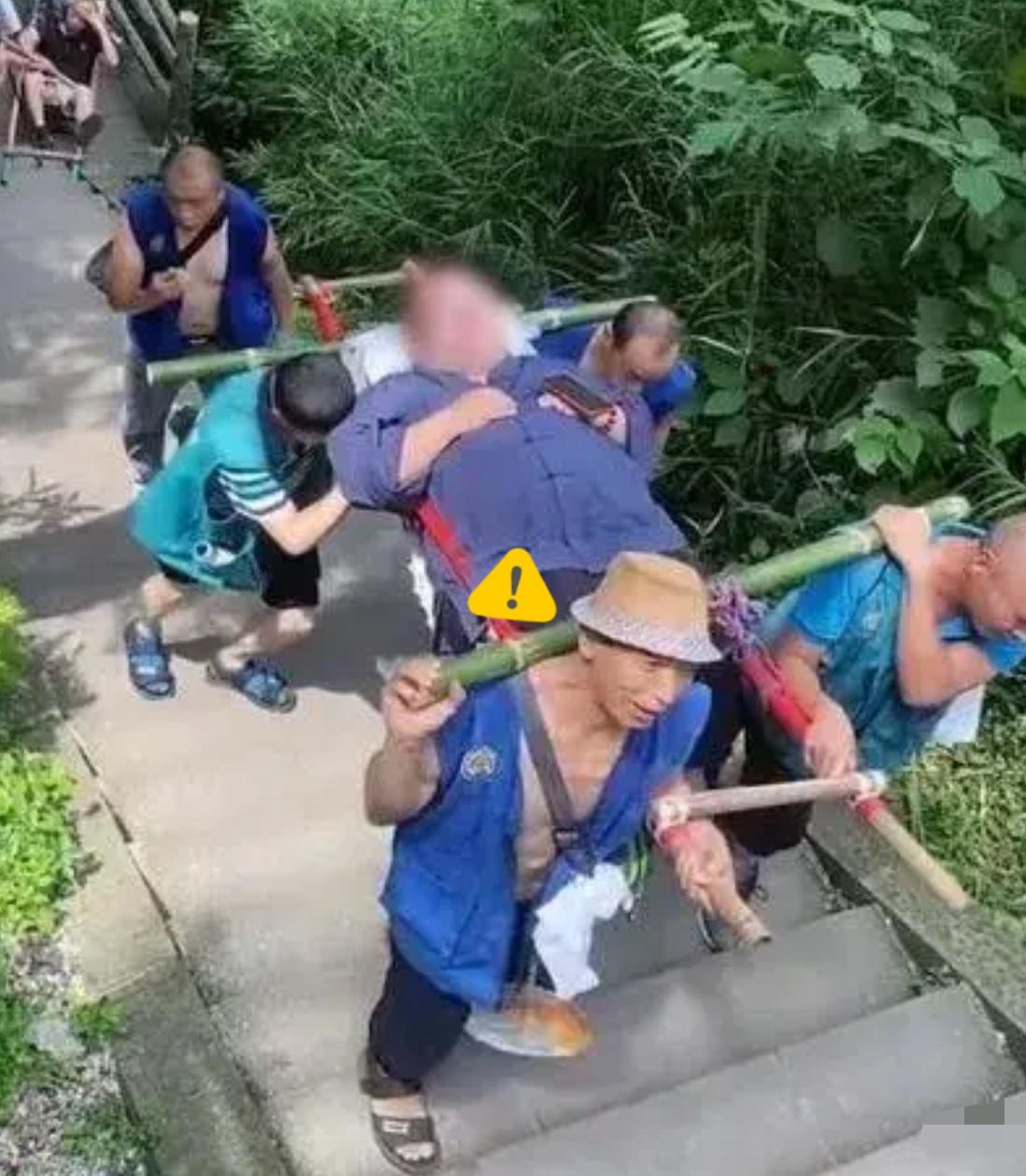 花两万多请人抬上山拜财神，这事儿有啥好吵的？

大哥花钱买的是省劲，轿夫们卖的是