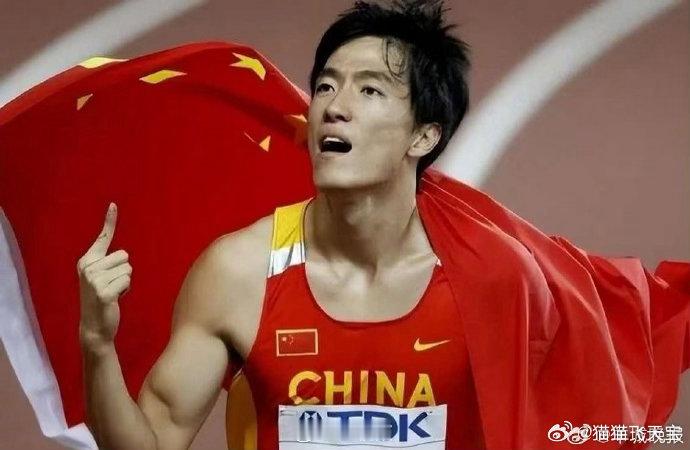 刘翔年保底收入1400万元刘翔就算赚一个亿，我都不觉得是多。要知道这个之前都是别