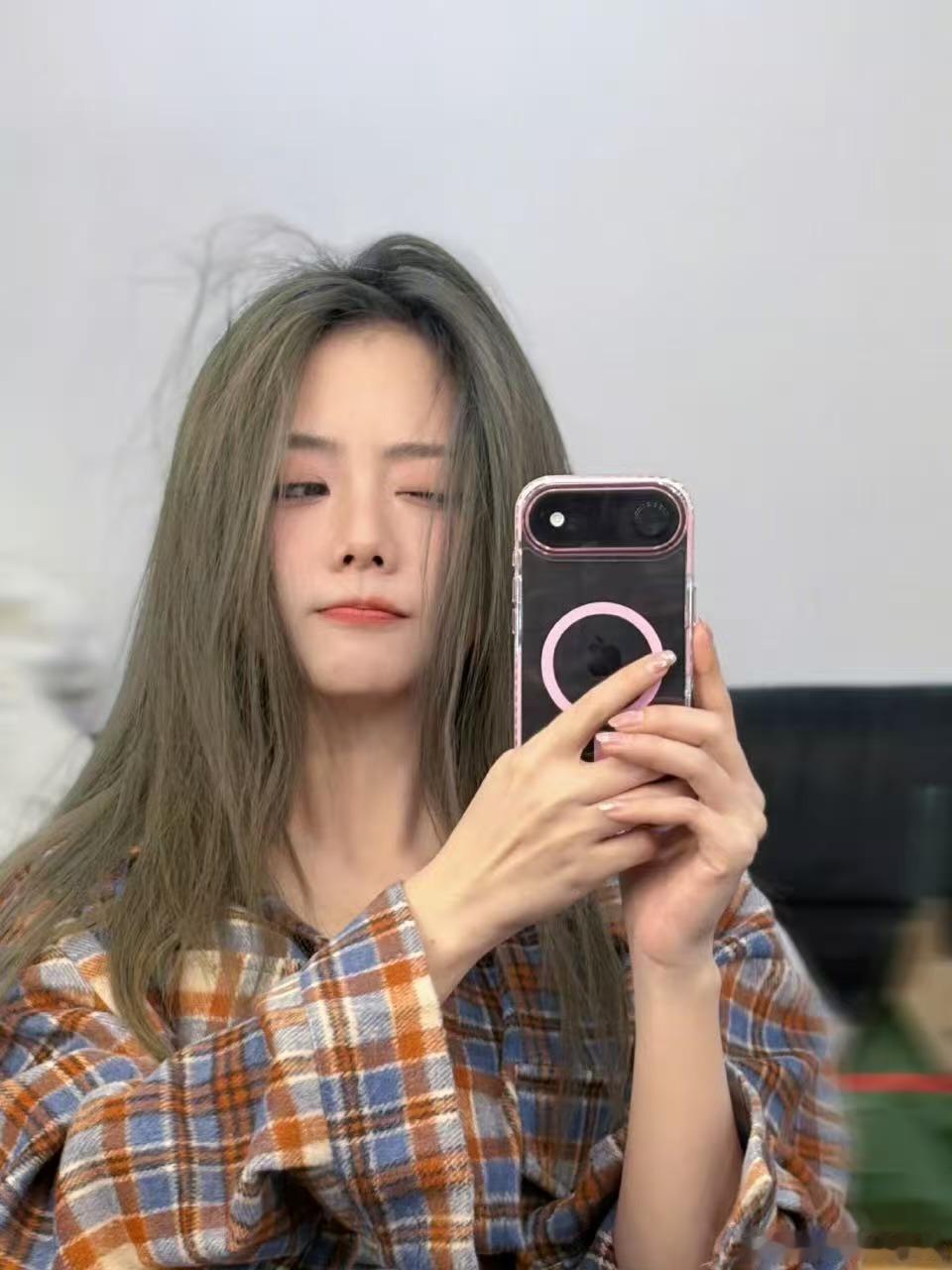 谭松韵灰绿发，好看，