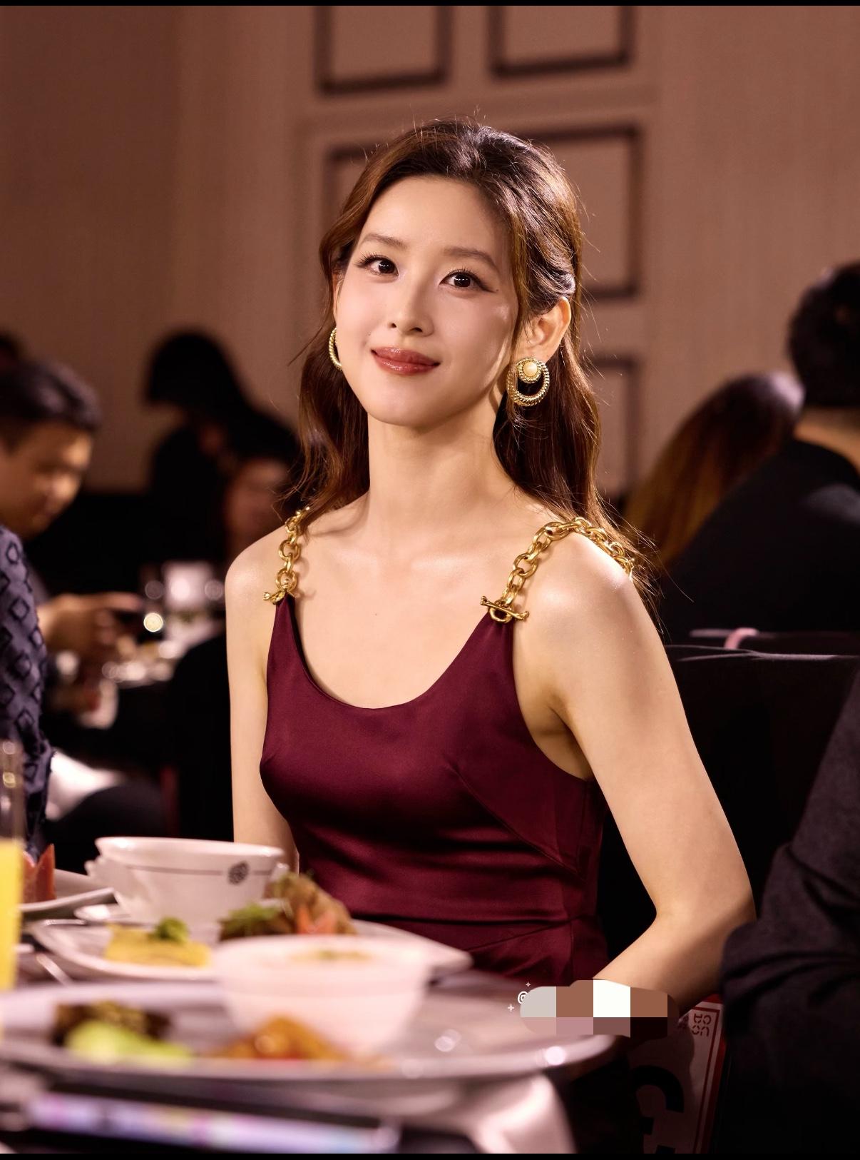 32岁的章泽天
突然冲上热搜。
不是她和刘强东闹离婚了，而是她在洛杉矶参加LAC