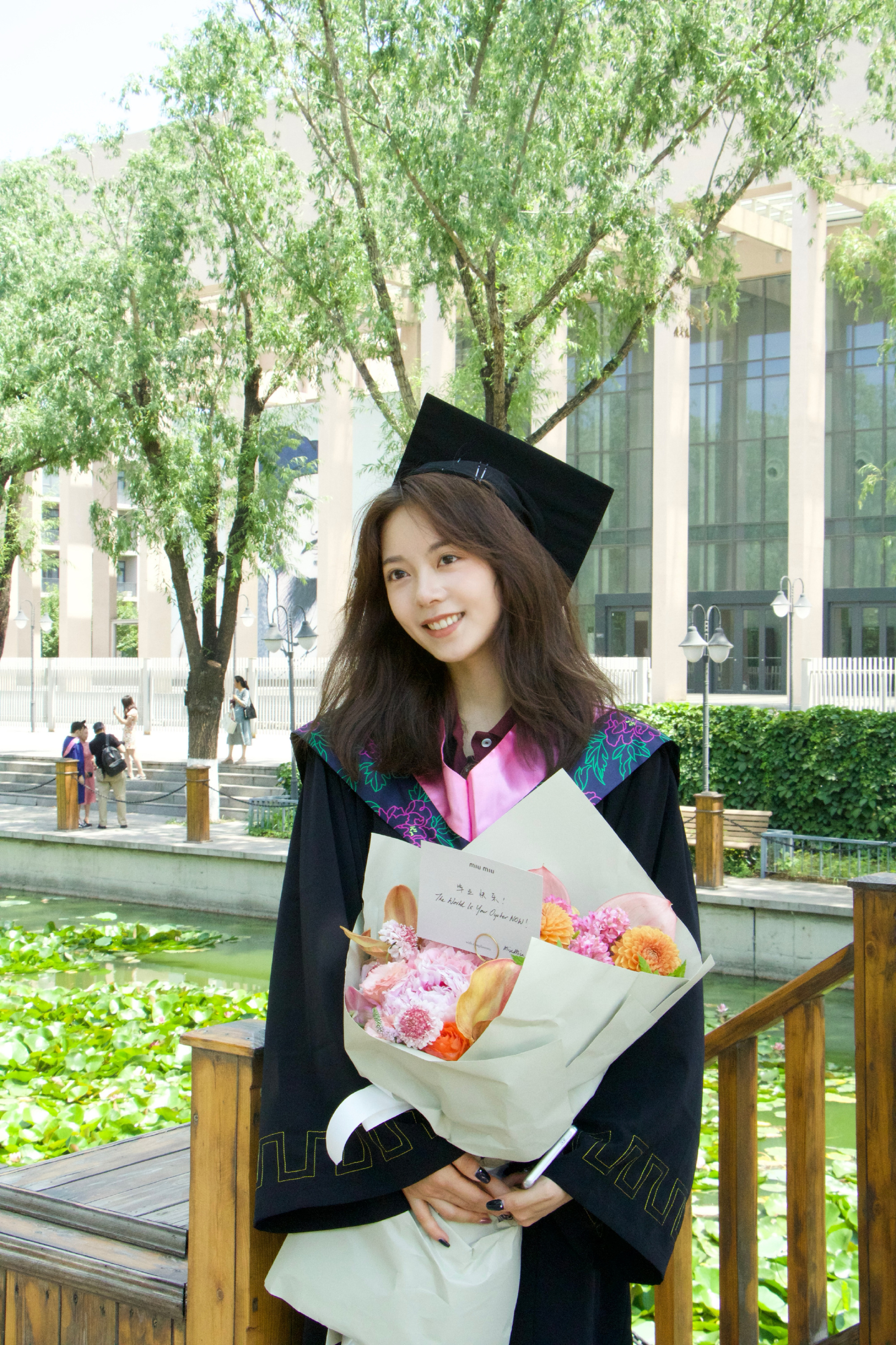 和赵今麦同框拍毕业照了 不知不觉2年已经过去但属于青年演员赵今麦的故事仍在续写✍