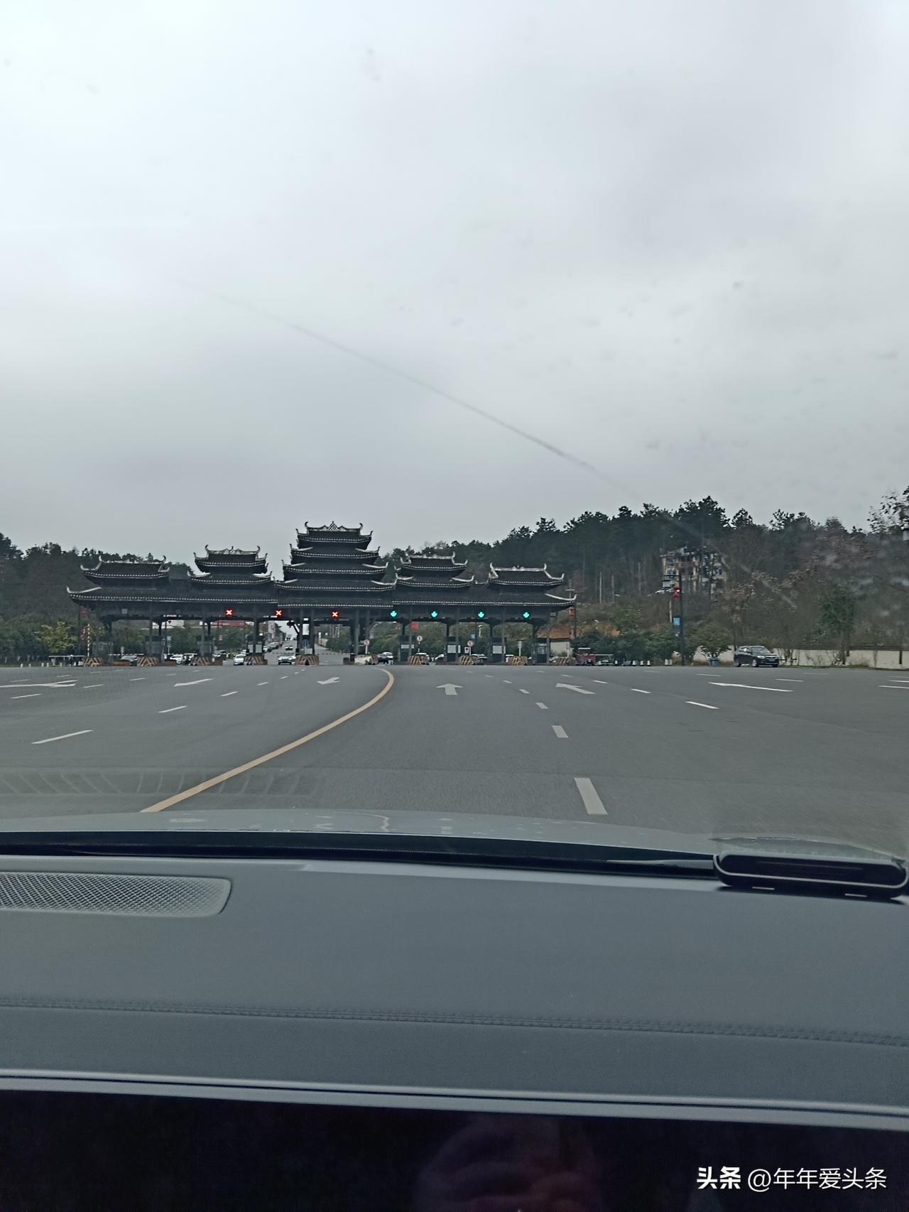 我们在拥挤的城市里留一方安静，在漫长的旅途中藏一份自在。
 
流畅的线条，是不张