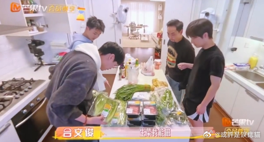 宋木子蒋敦豪撞菜 宋木子和蒋敦豪厨艺“撞车”啦！同时奔向西红柿炒鸡蛋，这同菜相惜